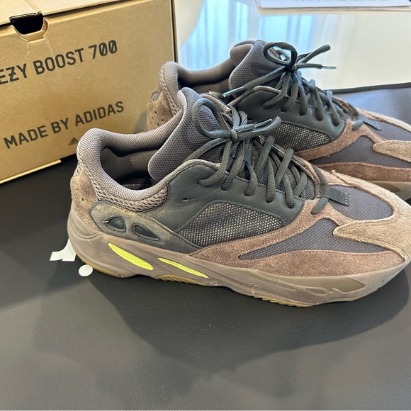 Yeezy Boost 700 - Picture 4 of 4